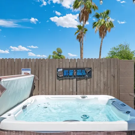 New 4 BR Brand new Heated Pool & Spa plus 2nd therapeutic Spa Putting Green!