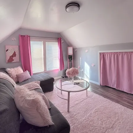 Pink Paradise! Cozy Getaway near SU!