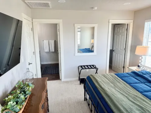 Private Upstairs Apartment with Game Room on 5 Acre Ranch - Homestays