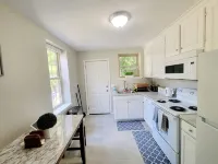 Charming 2-Bedroom, 1-Bath bungalow - Bungalows