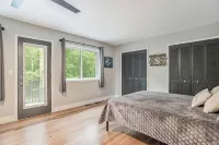 Big Red! Modern clubhouse with Hot Tub! Walking distance to Castle - 4 bedrooms - Boutique