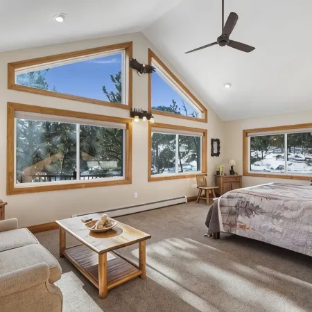 Majestic views! 4 bedroom, 4.5 bath home close to town