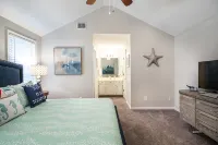 We Love Pets! 6ft Fenced in Backyard and Pet Amenities. - Family