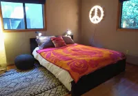 Sunny Cabin in Manzanita on the Oregon Coast, 5 min. walk by trail to the beach - 샬레 호텔
