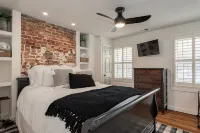 Walk to the Naval Academy and Historic Annapolis.  Private Parking at the Home. - balcony
