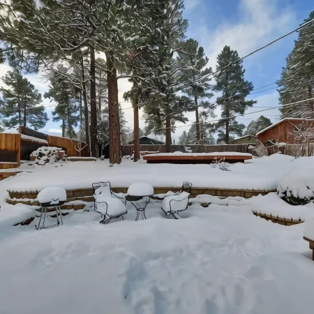Central Location, Hot tub, Huge Yard, New Bathroom