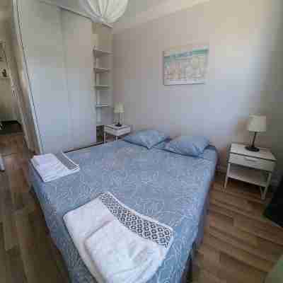 "l'hippocampe", climatisé, 60 m2 , 2 chambres, très calme, plage des sablettes et commerces à 3 minutes à pied, wifi, parking gratuit, lit king size Rooms