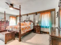 Spacious 5-bedroom house in enchanting Ames with Wi-Fi, Close to the Action!! - Kitchens