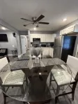 Cozy Home, fully fenced  with huge back yard - 民泊