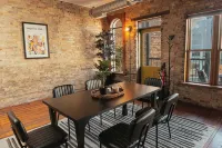 Large Condo in the heart of GR - 4 ดาว
