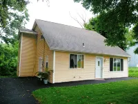 Pristine Cape Cod on the Creek! 4 Large Bedrooms - 6 Guests - 2-stjärniga
