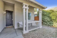 Charming 3-bedroom home, popular Broadstone area, walk to shops & park, WiFi, AC - Boutique