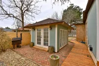 Amazing outdoor deck & kitchen, large home, central to all of Abilene! - Boutique