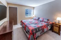 Walk to Giant Steps from this cozy 2 bd/2ba with Private balcony & Mtn views. - Balkoner