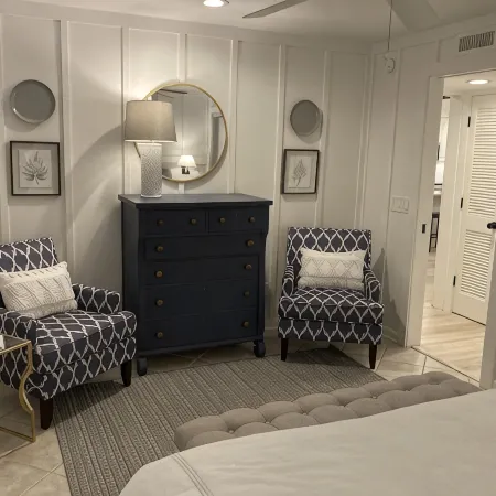 PRIME LOCATION! Beach 2 min walk / Village 5 min walk. New STUNNING Interior!