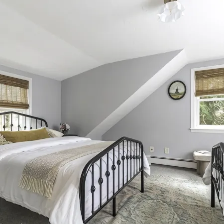 A cozy cape cod cottage w/ AC near local beaches! Pet friendly