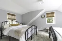A cozy cape cod cottage w/ AC near local beaches! Pet friendly - 4성급