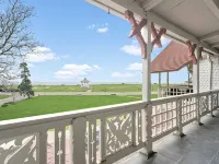 Heart of Oak Bluffs, No Car Needed! Ocean Views, Walk to Everywhere! - Wifi