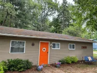 Charming 3-bedroom cottage in adorable Caseville with Beach Access, AC, and WiFi - Kylpyammeita