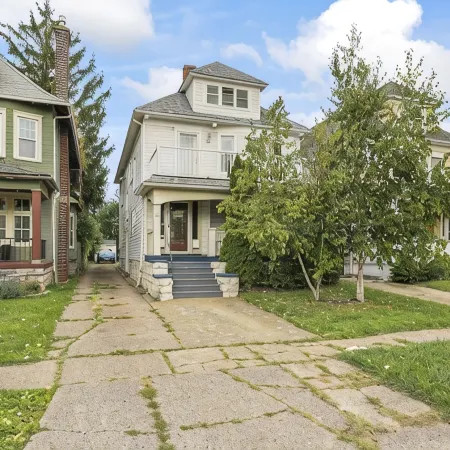 Cozy Upper 3 bed 2 full bath + loft + balcony