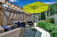 Magazine featured townhome steps from Elmwood Village 25mins from Niagara Falls - 4-Star