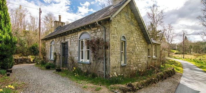 The Lodge at Duchray Castle.  Perfect for family with 3 small children. Hotels in Stirling