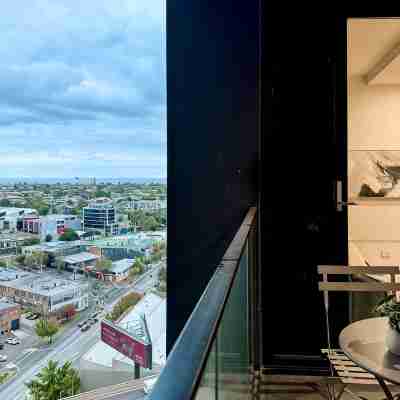 Elegant 2BR Skyline Apt Free Parking Others