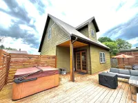 Newly built Luxury 3 bedroom Mountain Chalet in town - Hot tub and Pet Friendly! - 샬레 호텔