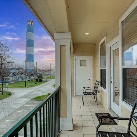 Luxury vacation Kemah, TX condo. Bars and restaurants within walking distance.