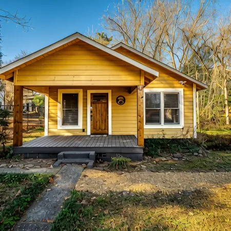 Cozy 2 Br, 2 BA Cottage in Downtown Dahlonega!