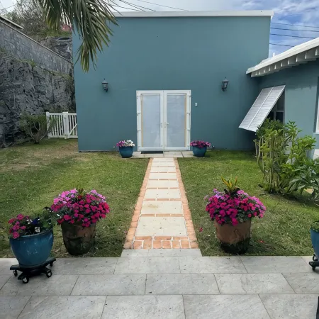 Lovely private studio apartment in beautiful garden setting