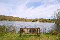Log Cabin on A Lake with Private Dock & Beach! One Hour from NYC! No Pet Fees! - Wifi