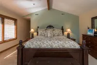 Private Hot tub/Fire Table on Large Deck overlooking Eagle River! Fly-fishing! - Boutique