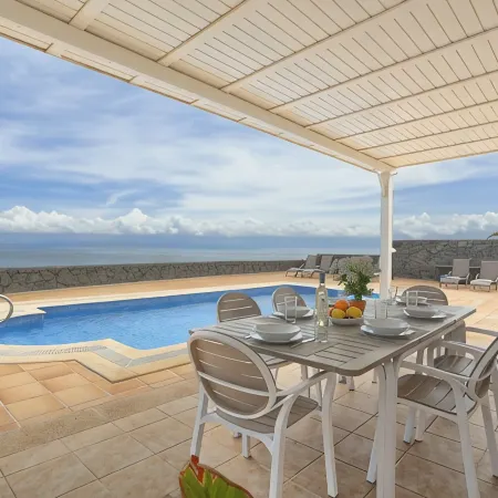 CASA ELENA EXCELLENT VIEWS NEXT TO THE SEA