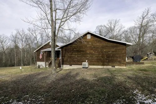 5-Acre Dog-Friendly Luray Cabin Hot Tub, Fire Pit, Game Room, Bar & Farm Animals - 4-Sterne