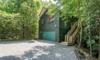 Badger's Den- Cozy Treetop Studio - Boutique
