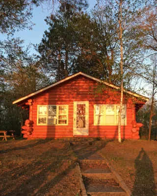 Peaceful Vintage 1920's Lakefront Red Log Cabin - Chalets