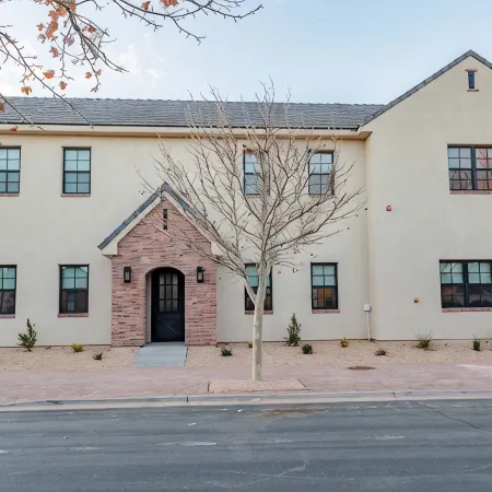 SUNSHINE VILLA..SLEEPS 30, 8 BR, 8 BA, NEW 2023. Pool/Spa, Super nice and Roomy.