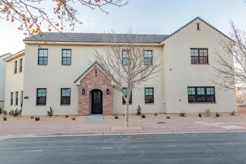 SUNSHINE VILLA..SLEEPS 30, 8 BR, 8 BA, NEW 2023. Pool/Spa, Super nice and Roomy. - Boutique