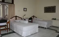 Guest House Eboni Madiun - 2-Star