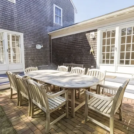 Cheerful 5 br Nantucket home; perfect for families