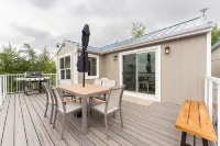 LAKEFRONT COTTAGE WITH GREAT VIEWS, FULL KITCHEN, & STARLINK Wi-Fi - 4-Star