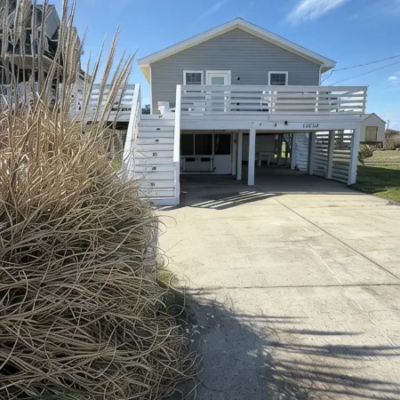 Cozy Beach House with Newly Renovated Kitchen-Just a 1 Minute Walk to the Beach
