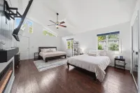 Large Lakefront Retreat – New Hot Tub! - Boutique