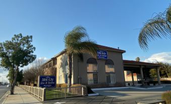 Mid City Inn & Suites Pico Rivera - Housity
