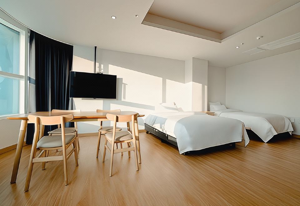 갤러리인 호텔 근처 속초 시내 또는 도로 전경