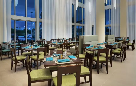 DoubleTree by Hilton Miami Doral Отели рядом с достопримечательностью «Трамп Нешнел Дорал Майами»