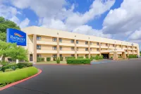 Baymont by Wyndham Kingwood Hotels near Kingwood Commons