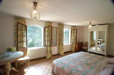 Villa with Pool in Provence -Villa Romantique Sleeps up to 12+4 in Optional Gite