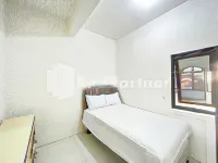 Homestay & Cafe Blessings Near Station Center Town RedPartner Hotels near Sendang Tirta Kamandanu